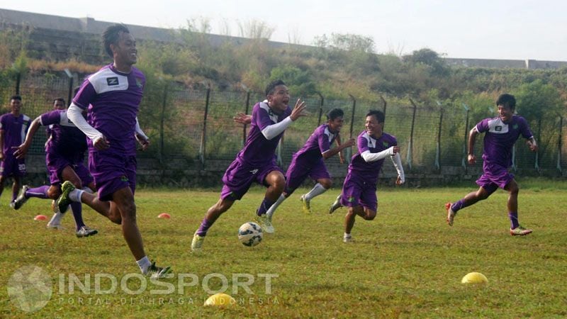 Pemain Persita Tangerang saat menjalani latihan sprint. Copyright: © Jerry/Indosport